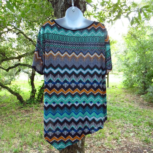 Rue Juju Womans Top with acymetrical Hem Aztec design - Picture 5 of 6